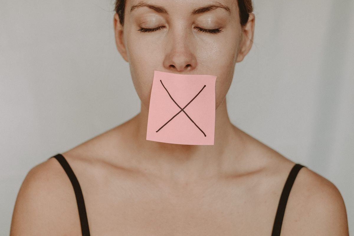Comment dire non sans culpabiliser : techniques et conseils pour s’affirmer sereinement