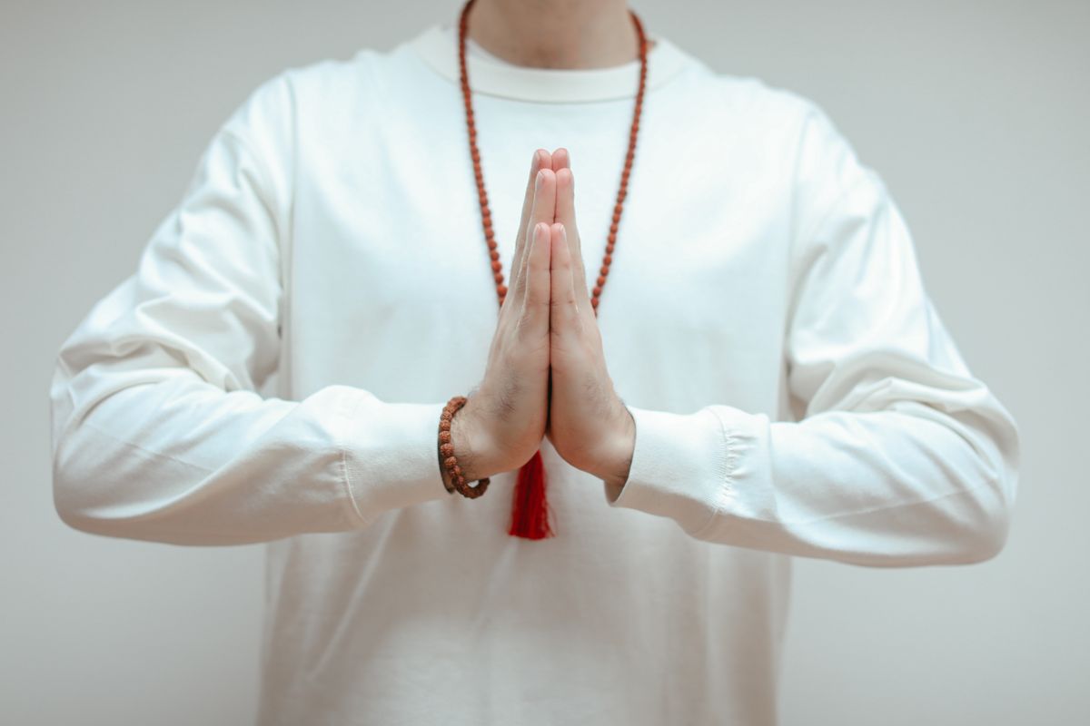 Anjali mudra : le geste de Namasté expliqué