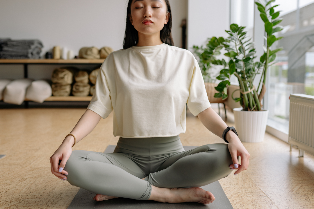 Position du tailleur : conseils et adaptations pour une assise confortable