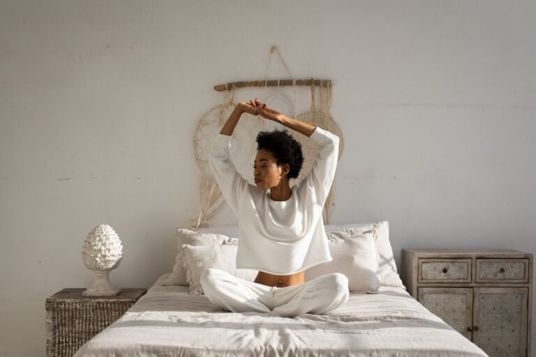 Yoga du matin : enchaînement simple pour bien se réveiller