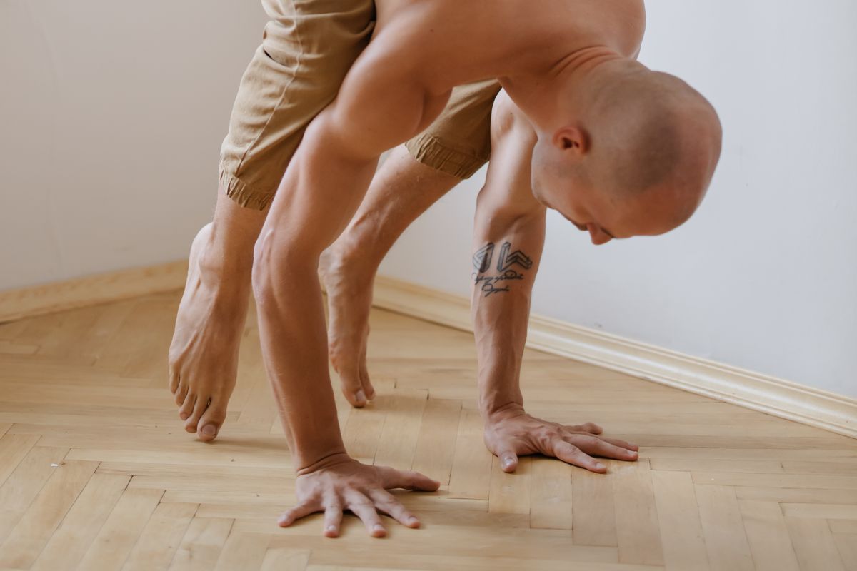 Pincha Mayurasana : maîtriser l’équilibre sur les avant-bras