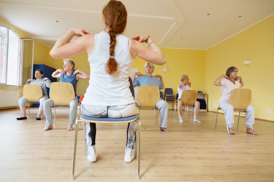 Yoga sur chaise senior : le PDF gratuit à imprimer pour bouger en sécurité